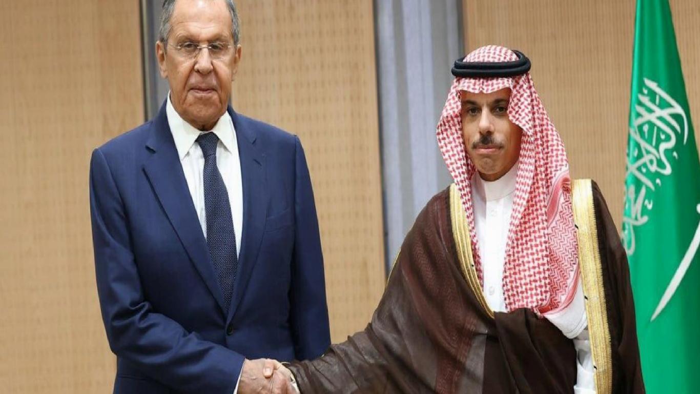 Lavrov meets with Saudi counterpart Al-Saud and GCC Secretary General Al-Budeivi in ​​Riyadh